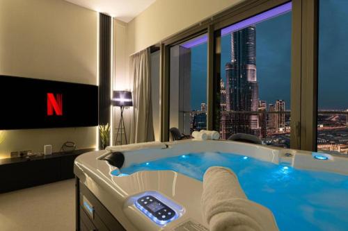 SkyHigh Luxury 2BR Burj View Private Hot Tub Walk to DubaiMall, Dubaj (fotografie 3)