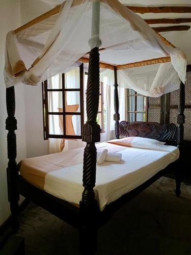 2 king beds, 1 twin bed