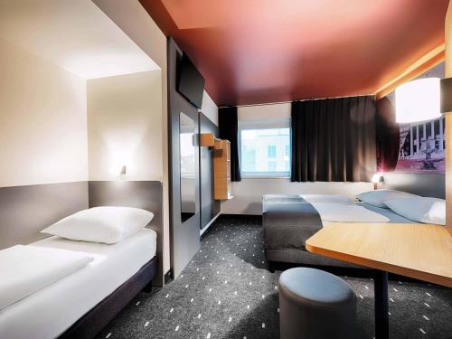 1 double bed, 1 twin bed