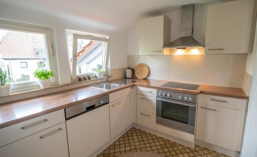 廚房, Dachgeschosswohnung am Fuße des Georgenbergs in 羅伊特林根