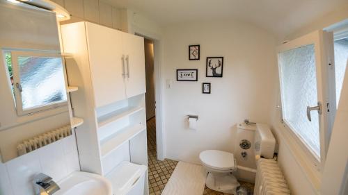 浴室, Dachgeschosswohnung am Fuße des Georgenbergs in 羅伊特林根