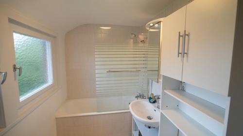 浴室, Dachgeschosswohnung am Fuße des Georgenbergs in 羅伊特林根