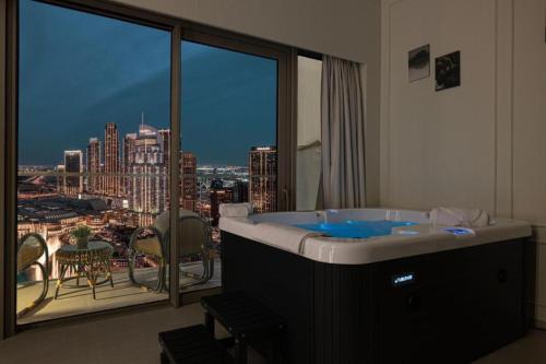 SkyHigh Luxury 2BR Burj View Private Hot Tub Walk to DubaiMall, Dubaj (fotografie 6)