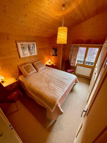 WEF Central Luxury Mountain Chalet - non smoking, double garage, Panoramic Views & Private Apartment Included in Klosters-Serneus