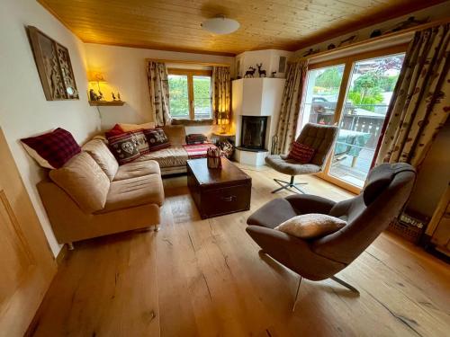 WEF Central Luxury Mountain Chalet - non smoking, double garage, Panoramic Views & Private Apartment Included in Klosters-Serneus