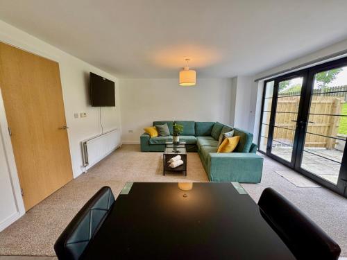 Stormont - Stunning 2 King Bedroom Apartment with Patio in น็อค