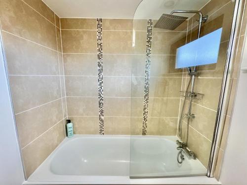 Stormont - Stunning 2 King Bedroom Apartment with Patio in น็อค