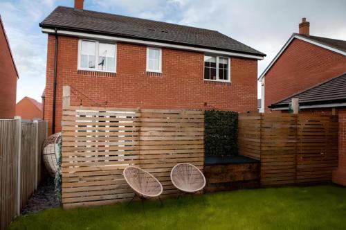 Сад, Spacious & Stylish 4-Bed House with Hot Tub in Prime Location in Nursling and Rownhams