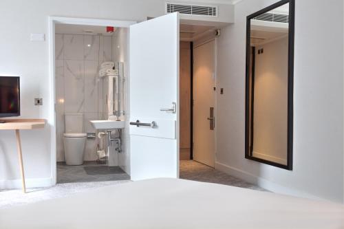 room detail thumbnail 1