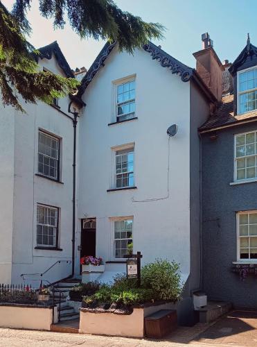 Hazeldene Guest House - with Free Offsite Health Club