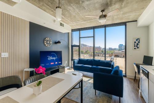 Vibrant 2BR Stay Pool, Sauna and Lounge – khách sạn tại Five Points South