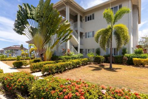 3rd Floor Condo wMountain Views - Beach Access - Pool) in Plantation Village