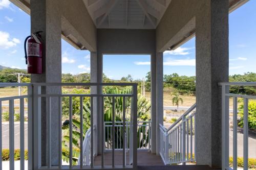 3rd Floor Condo wMountain Views - Beach Access - Pool) in Plantation Village