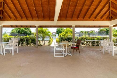 3rd Floor Condo wMountain Views - Beach Access - Pool) in Plantation Village