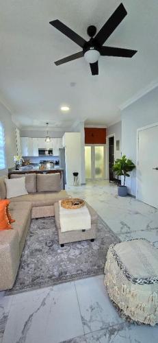 Choose To Be Happy at SkyView Apt #3 1-BR w Pool – khách sạn tại Allerdyce