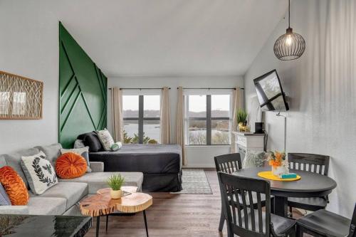 Luxury Studio Condo With Beautiful Lake View