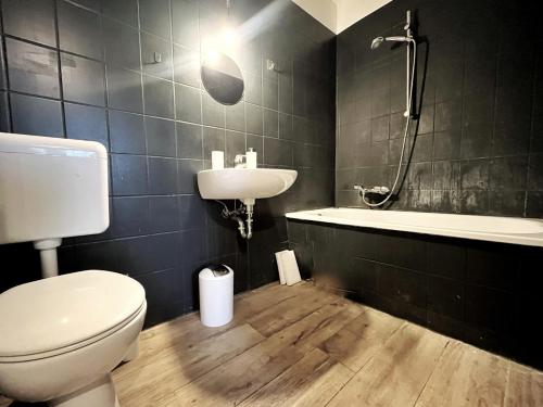 HolidayHome Aparments I Spaceous Room in BER-Reinickendorf 1 Min to Metro Station in Airport Berlin-Tegel