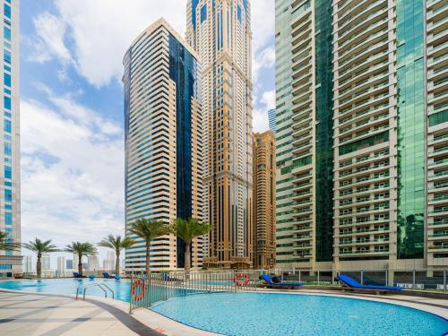 High-Floor Upgraded 3-Bed Marina Apartment, Dubai (photo 3)