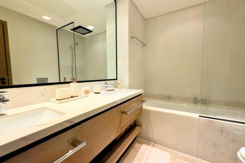 Luxury 1 Bed Apt in Palace Dubai Creek Harbour - image 3