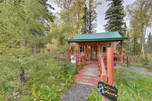 7 Mi to Kenai River Soldotna Cabin with Lake Access in ริดจ์ เวย์