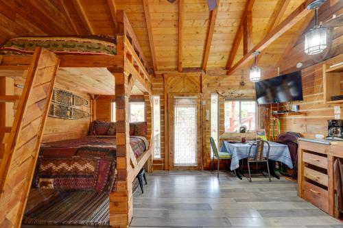 7 Mi to Kenai River Soldotna Cabin with Lake Access in ริดจ์ เวย์