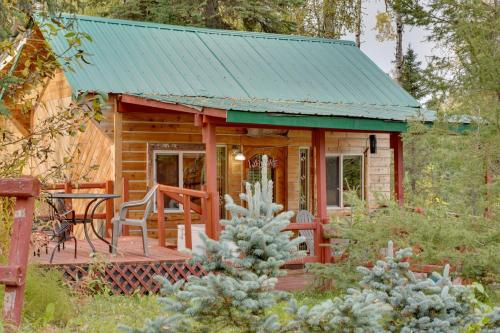 7 Mi to Kenai River Soldotna Cabin with Lake Access in ริดจ์ เวย์