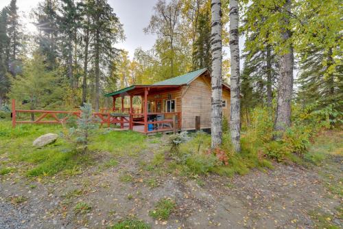7 Mi to Kenai River Soldotna Cabin with Lake Access in ริดจ์ เวย์