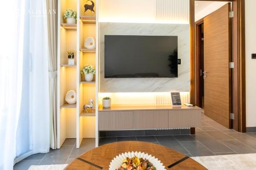 Luxury 1BR Burj Khalifa & Flamingo Sanctuary Views, Dubai