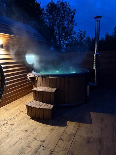 熱水浴缸, Luxury Glamping Pods at Pool House Farm in 立馬斯頓