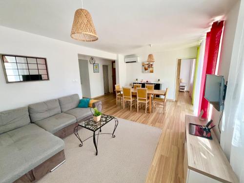 Perle rare, F4 donnant sur un grand jardin privé aménagé, parkings gratuits, clim, calme, idéal famille & pro, 10 min de la mer et du centre-ville, de la gare sncf et routière
