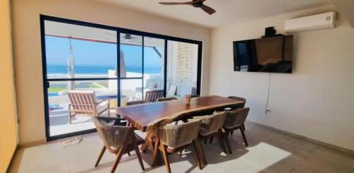 Beachfront White Villa in Playa Blanca in 拉巴拉德納波托西