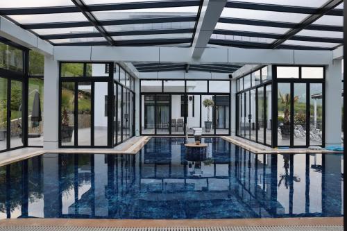 White House Radac Peja in Πετζε