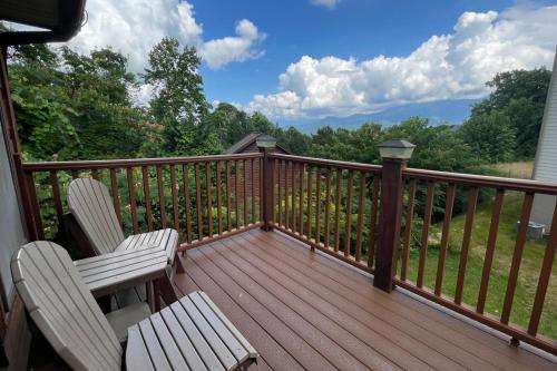 Three Bears Lodge - Outdoor Hot Tub Game Room Pet Friendly + Chalet Village Resort Access - image 11