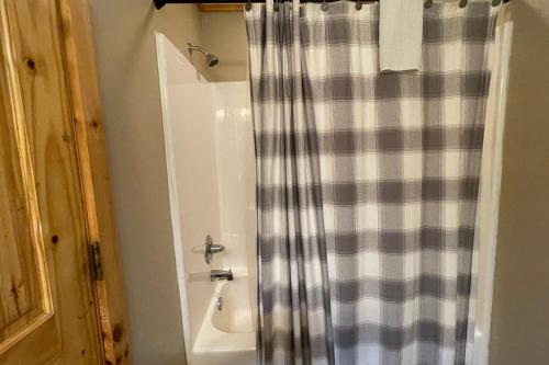 Three Bears Lodge - Outdoor Hot Tub Game Room Pet Friendly + Chalet Village Resort Access - image 9