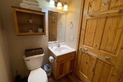 Three Bears Lodge - Outdoor Hot Tub Game Room Pet Friendly + Chalet Village Resort Access - image 8