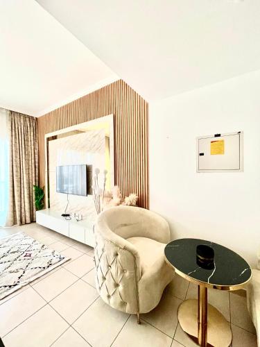 Spacious Modern High Floor Independent Studio Downtown, Дубай