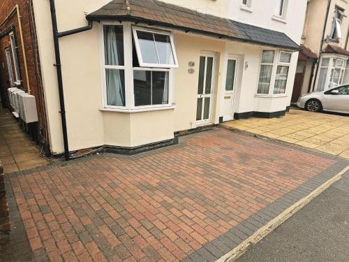 StayZen Apartments - Private Garden & Free Parking Ground Floor Central Woking - Business & Leisure in Woking