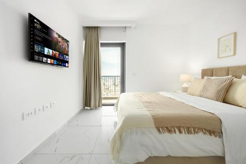 Savyon View Skyline Residence with Balcony & Mamad - image 6