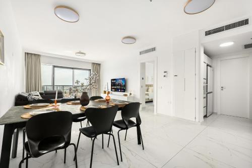 Savyon View Skyline Residence with Balcony & Mamad - image 8
