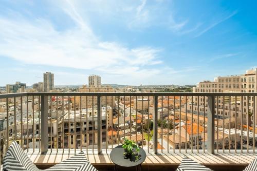 Savyon View Skyline Residence with Balcony & Mamad - image 3