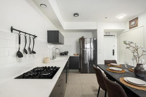 Savyon View Skyline Residence with Balcony & Mamad - main image