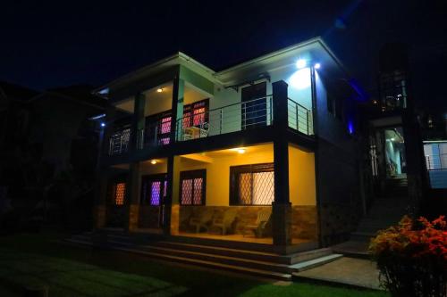 Green Valley Palace, Buzzi