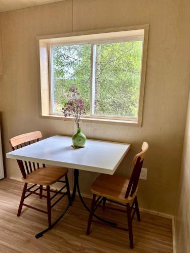 บริการและสิ่งอำนวยความสะดวก, Riverside Retreat in โควิชันเบย์ (BC)