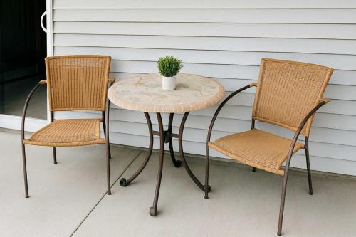 บริการและสิ่งอำนวยความสะดวก, Bright & Modern 1-Bedroom Guest Suite in ขิลลิแว็ก (BC)