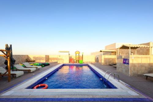 Swimming pool, Al Fakhama Plaza Hotel Apartment in Airport Zone