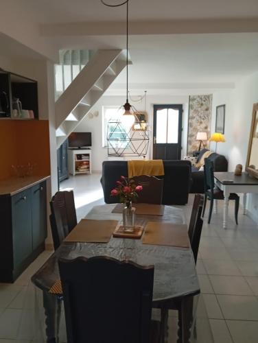 ห้องครัว, Gîte Abérou A l' orée du bois (Gite Aberou A l' oree du bois) in โอโลรง-เอแรร์