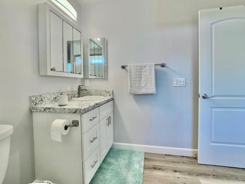 浴室, Alpine's Gorgeous Guest Home in 阿爾派恩 (CA)