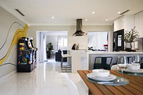 Kitchen, Olympia LUX House 4BR, Heated POOL, BBQ, BAR in Westwood Lakes