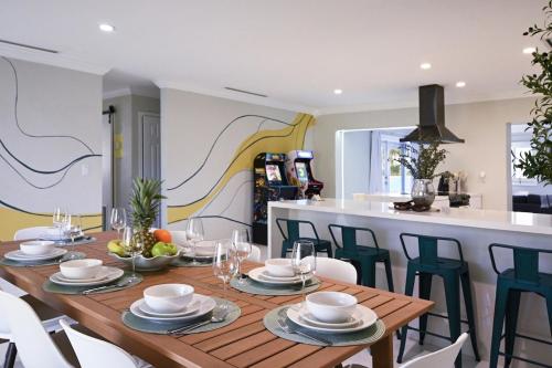 Kitchen, Olympia LUX House 4BR, Heated POOL, BBQ, BAR in Westwood Lakes