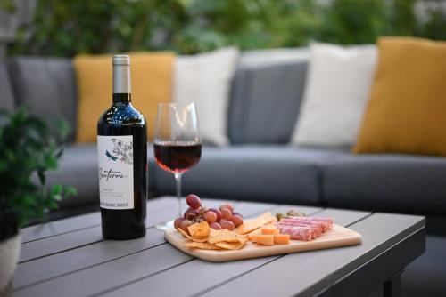 Food and beverages, Olympia LUX House 4BR, Heated POOL, BBQ, BAR in Westwood Lakes